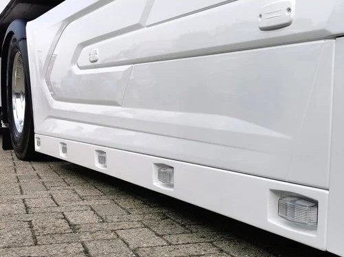 [2DFXFXGZV5DB] Sideskirt Extenders for DAF XF/XG/XG+ | 5 Lightholes for Double Burners